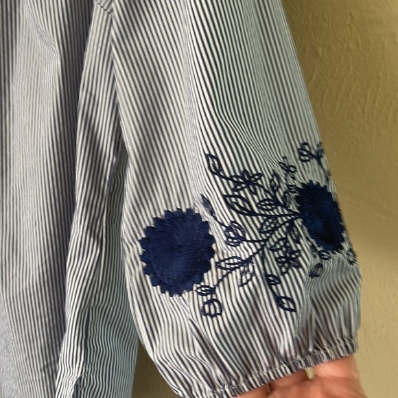 Liz Claiborne pull over embroidered sleeves size small blue white stripes size S - Picture 4 of 13